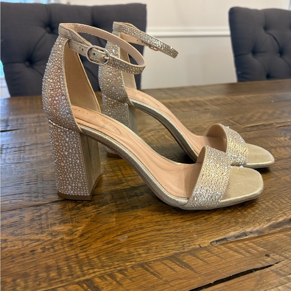 Kelly & Katie Caital Gold Sandal - Picture 1 of 3